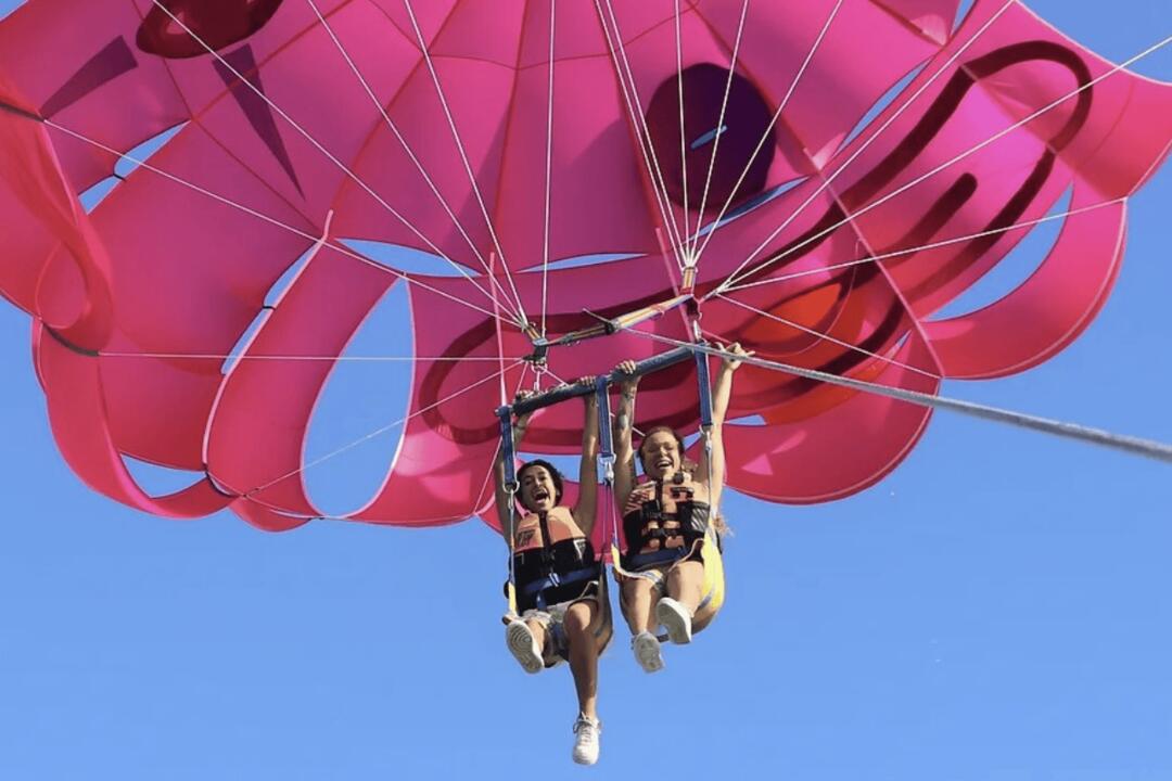Parasailing Surfers, Solo Flight Surfers Paradise QLD
