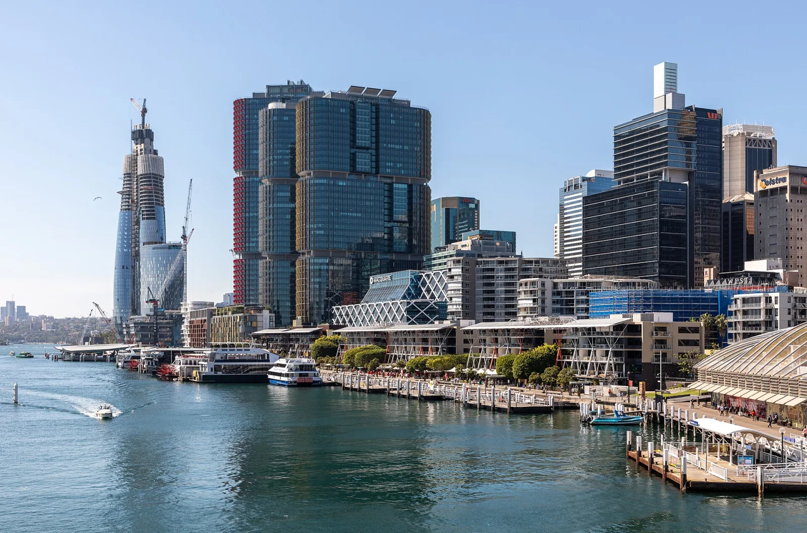King Street Wharf, Sydney, New South Wales, AustraliaDarling Harbour in Sydney is located on the eastern edge of the city center and has a long and varied history. Originally, the area was a natural bay and river connection used by the Gadigal and Eora communities. In the 19th century, the harbour developed into an important hub for goods, shipping, and naval activities, with customs facilities, shipyards, and warehouses dominating the landscape. Through land reclamation and redevelopment, Darling Harbour gradually transformed from a working port to a leisure, recreation, and exhibition district.In the 1980s, a strategic shift took place: urban redevelopment, new infrastructure, and major events led to increased use as an urban leisure and MICE location. With the Bicentennial in 1988, the area was redesigned, and museums, convention centers, restaurants, and green spaces were created. Today, Darling Harbour combines history with science, culture, and leisure and remains a vibrant attraction in the heart of Sydney.